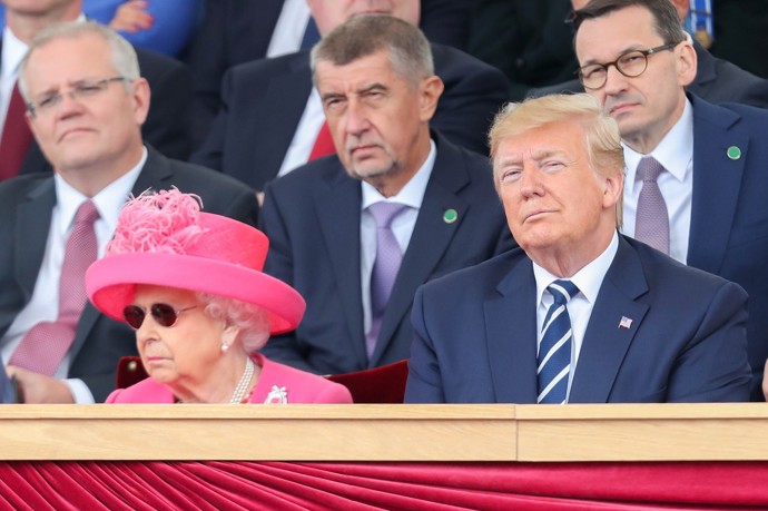 Královna, Babiš a Trump. Jeden jediný snímek dokonale vystihuje, jak vřelé vztahy mezi těmito státníky panují a jak moc si užívali vojenskou přehlídku v Portsmouthu u příležitosti 75. výročí vylodění spojeneckých vojsk v Normandii.