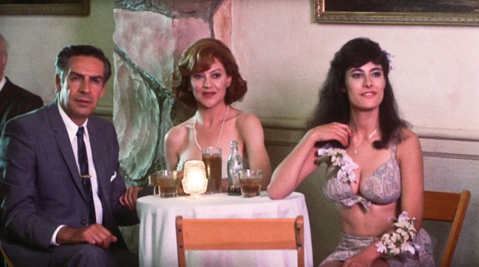 Lásce dvou mladých lidí zpočátku brání táta hlavní hrdinky v podání Jerryho Orbacha (vlevo). Maminku Baby si zahrála Kelly Bishop (uprostřed).