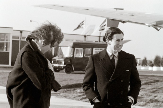 Ne ne, účes princezny Diany není známkou punku, jak by se na první pohled mohlo zdát. To si jen na letišti Heathrow roku 1981 zahrál na kadeřníka neposlušný větříček.