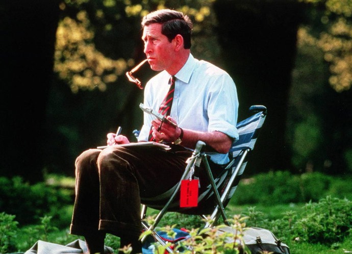 Že chlapi nezvládají více věcí najednou? Snímek krále Karla III. z roku 1994 vás přesvědčí o opaku...