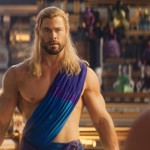 Chris Hemsworth se proslavil jako filmový Thor - a fanynky na něm zbožňují jeho vypracované tělo. 