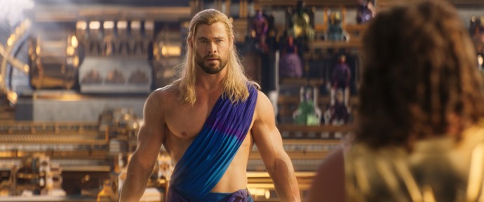 Chris Hemsworth se proslavil jako filmový Thor - a fanynky na něm zbožňují jeho vypracované tělo. 