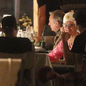 I když George od rodiny brzy odešel, vztahy mezi všemi aktéry zůstaly relativně korektní. Dodnes spolu například jezdí na dovolené, které platí Leonardo. Snímek z roku 2023, kdy si George, Leo, Irmelin a Peggy vyjeli do Neapole.