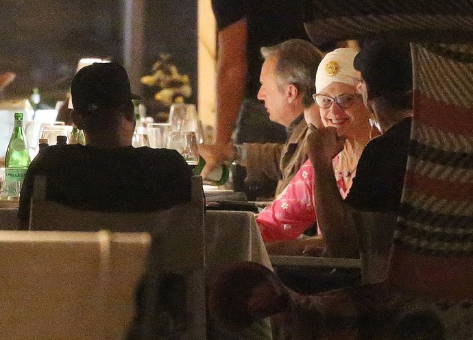 I když George od rodiny brzy odešel, vztahy mezi všemi aktéry zůstaly relativně korektní. Dodnes spolu například jezdí na dovolené, které platí Leonardo. Snímek z roku 2023, kdy si George, Leo, Irmelin a Peggy vyjeli do Neapole.