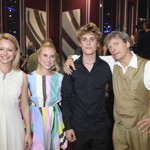 David Prachař s částí své velké rodiny: zleva manželka Linda Rybová, dcera Mariana Prachařová, syn František Prachař a David Prachař. Všichni jej přišli podpořit v taneční soutěži StarDance. 