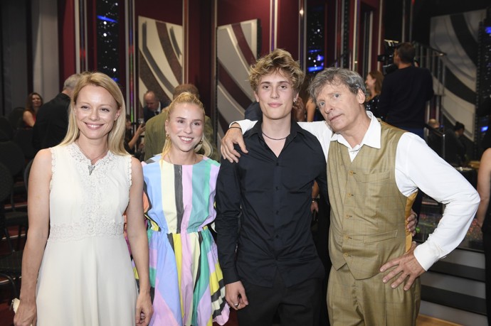 David Prachař s částí své velké rodiny: zleva manželka Linda Rybová, dcera Mariana Prachařová, syn František Prachař a David Prachař. Všichni jej přišli podpořit v taneční soutěži StarDance. 