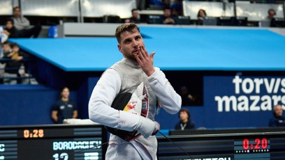 FOTO: Šermíř Alexander Choupenitch randí s plavkyní Seemanovou.