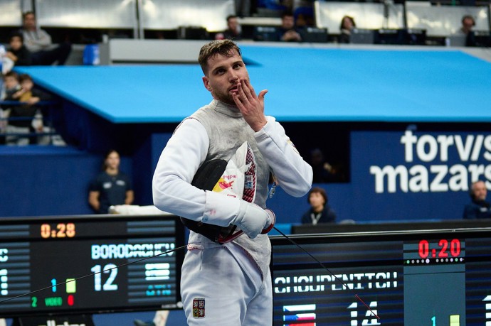 Šermíř Alexander Choupenitch randí s plavkyní Seemanovou.