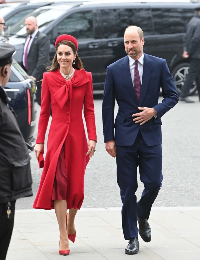 Nepřehlédnutelná byla Kate Middleton také v červené s mašlí u krku.