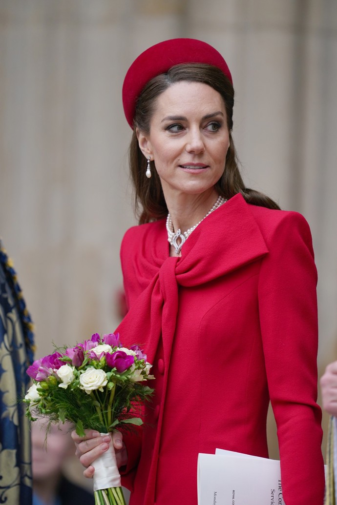 Stejně tak pillbox hat patří i k princezně Kate. 