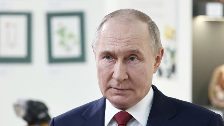 Ruský prezident Vladimir Putin se údajně dostal do epicentra útoku při svém příletu do Kurské oblasti. Kreml útok zřejmě zinscenoval.