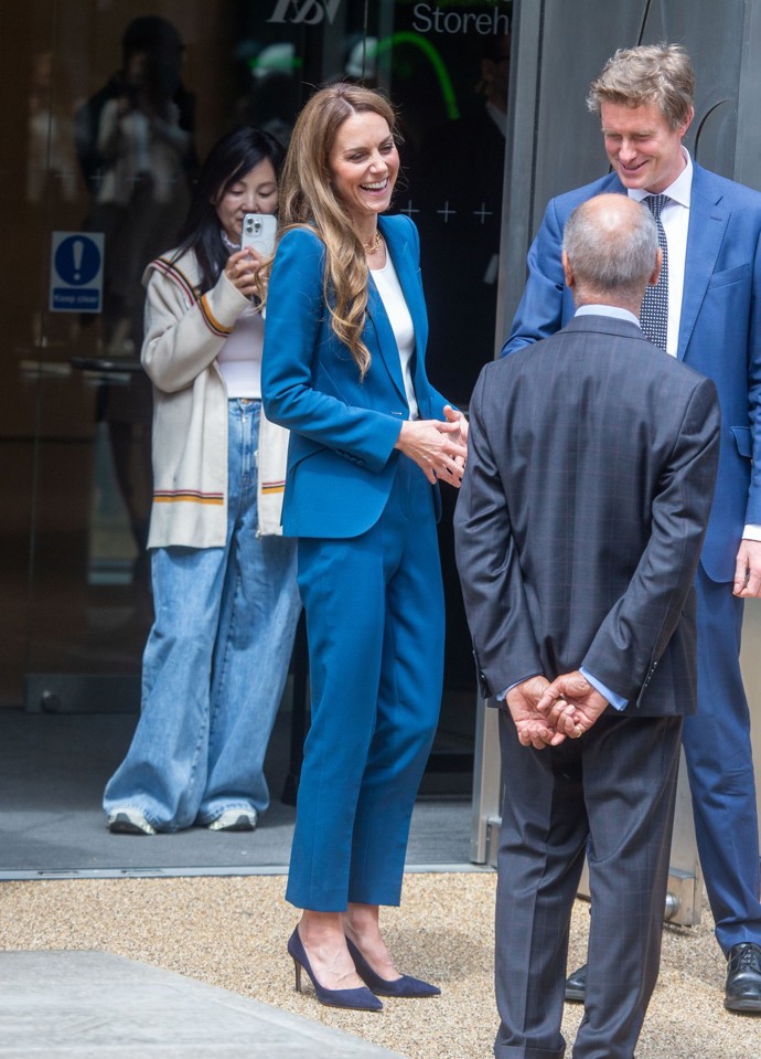 Kate Middleton sluší i kalhotové kostýmky.