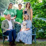 Amalia s rodinnou na snímku z letošního června. Nahoře zleva Amalia a její sestry Ariane a Alexia, dole pak rodiče Vilém Alexandr a Máxima.