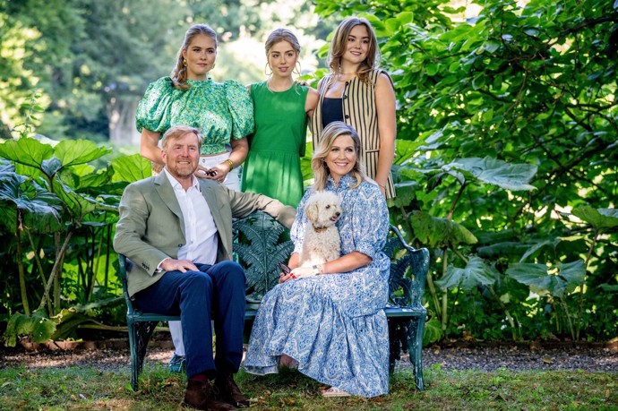 Amalia s rodinnou na snímku z letošního června. Nahoře zleva Amalia a její sestry Ariane a Alexia, dole pak rodiče Vilém Alexandr a Máxima.