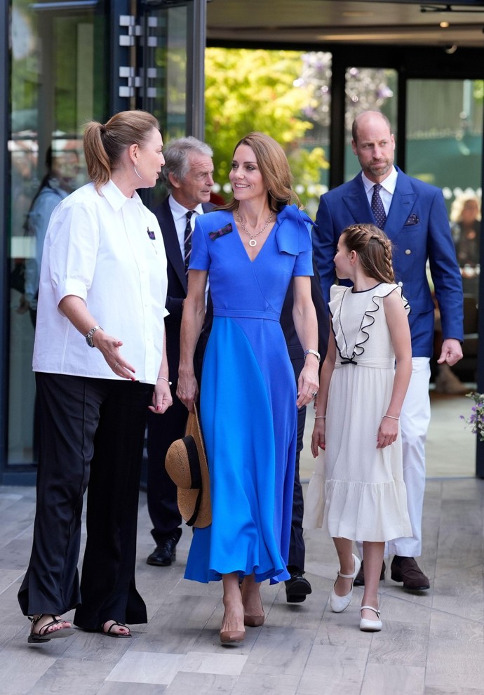 Na tenisovou událost roku Wimbledon vyrazila Kate Middleton v modrých šatech s mašličkami.