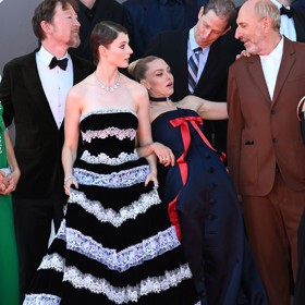 Ne, to herečka Amanda Seyfried nepadá do mdlob po spatření Lyasova oděvu, to jen na filmovém festivalu v Benátkách ztratila rovnováhu. Před potupným pádem ji zachránila kolegyně Thomasin McKenzie.