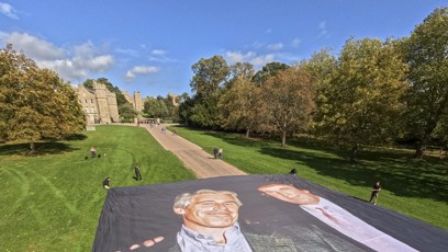 FOTO: Podobizna Donalda Trumpa a Jeffreyho Epsteina před hradem Windsor ve Velké Británii.