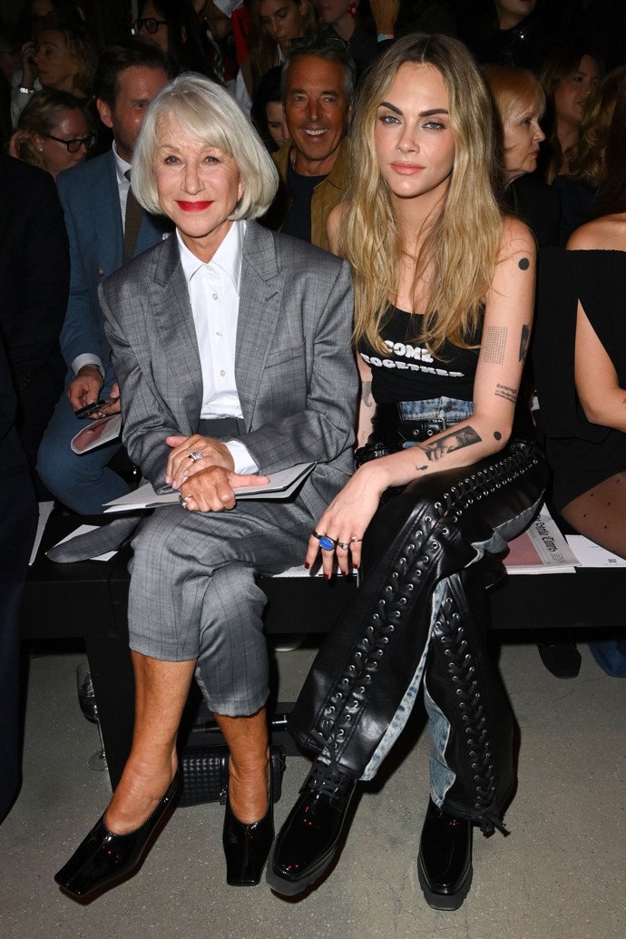 Ani dáma Helen Mirren se čas od času nevyhne trapasu. Třeba jako na pařížském týdnu módy, kam zavítala s bledou tváří a dobronzova opálenýma nohama.