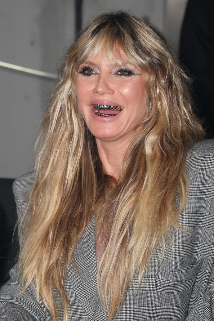 Zato se pochlubila velmi nehezkou kovovou mřížkou na zubech. Mnozí si tak mysleli, že se už pomalu chystá na nadcházející Halloween.