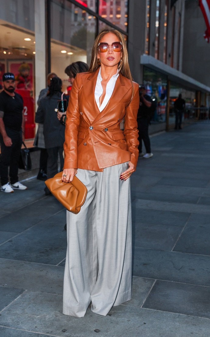 Široké kalhoty milují i zahraniční celebrity. Na originální a zároveň sofistikovanou kombinaci šedé a hnědé nedá dopustit třeba zpěvačka a herečka Jennifer Lopez., která opět správně vyrovnala proporce