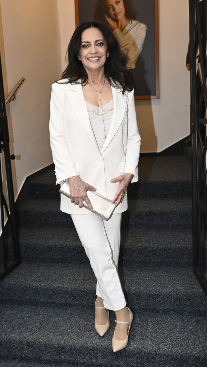 Kalhotový kostýmek s béžovými lodičkami zkombinovala Lucie Bílá.