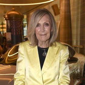 Eva Jiřičná se ani po osmdesátce nebojí aktuálních módních trendů.