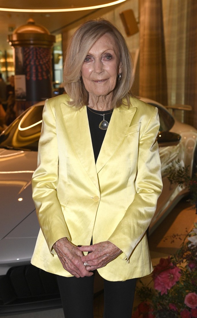 Eva Jiřičná se ani po osmdesátce nebojí aktuálních módních trendů.