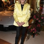 Světově uznávaná architektka oblékla saténové sako v šik máslově žlutém odstínu. Zbytek outfitu pak ponechala jednoduchý, aby výrazný a mladistvý kousek mohl naplno vyniknout