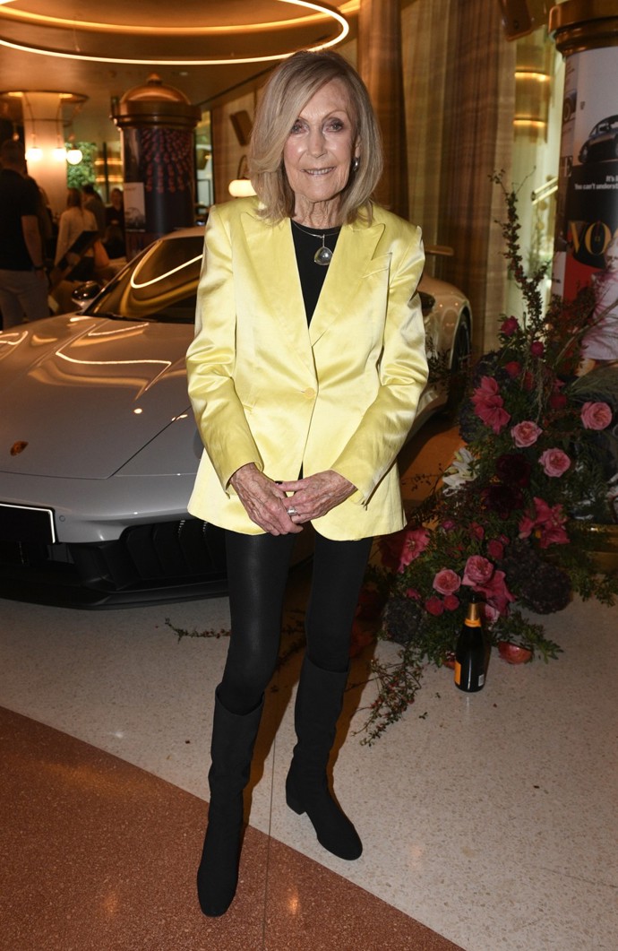 Světově uznávaná architektka oblékla saténové sako v šik máslově žlutém odstínu. Zbytek outfitu pak ponechala jednoduchý, aby výrazný a mladistvý kousek mohl naplno vyniknout