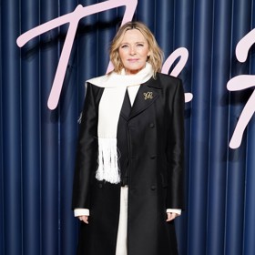 Herečka Kim Cattrall zjemnila černé kousky právě éterickou bílou.