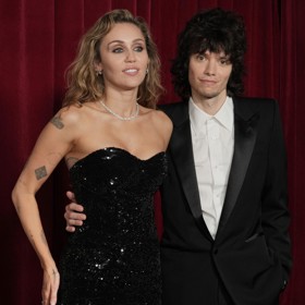 Miley Cyrus je zasnoubená.