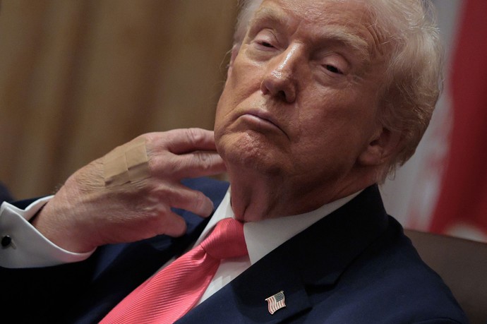 Donald Trump se prý snaží zamezit zveřejňování fotografií, spojujících ho s Jeffrey Epsteinem.