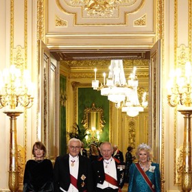 Král Karel III. s manželkou Camillou.