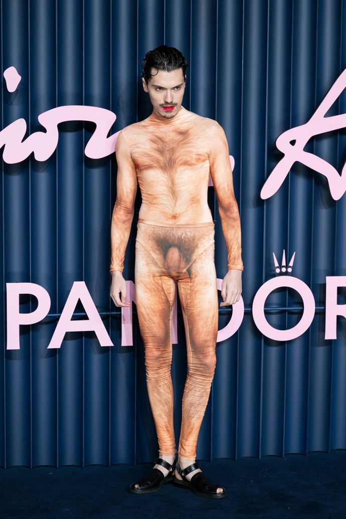 Zatímco dosud byla řeč o nechtěných trapasech, tento byl naprosto záměrný, ale stejně zahanbující. Influencer Lyas Medini přišel na předávání britských módních cen do londýnské Royal Albert Hall v overalu od Jeana Paula Gaultiera s potiskem kompletně nahého mužského těla včetně ochlupení a genitálií.