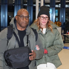 Julia Roberts se začátkem prosince pohybovala po Praze inkognito. Bez make-upu, khaki prošívané bundě, brýlích a čepici ji poznal jen málokdo.