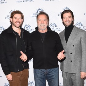 Arnold Schwarzenegger se na filmovém festivalu v Idahu pochlubil fešnými syny Patrickem a Christopherem.