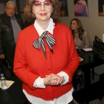 Saskia Burešová červenou barvou propínacího svetříku ozvláštnila jinak jednoduchý outfit.