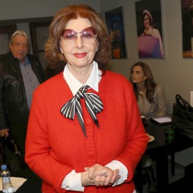 Saskia Burešová červenou barvou propínacího svetříku ozvláštnila jinak jednoduchý outfit.