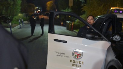 FOTO: V Los Angeles zasahují policisté.
