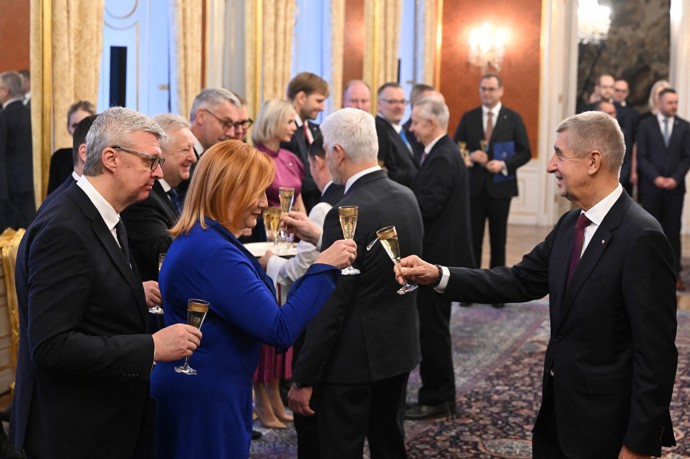 Alena Schillerová si ťukla s Andrejem Babišem.