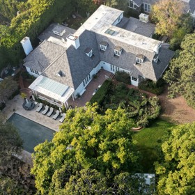 Dům, v němž byl zavražděn režisér Rob Reiner a jeho žena.