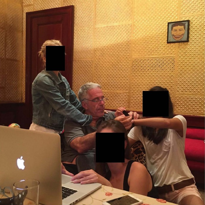 Nové fotky zveřejněné v kauze sexuálního delikventa Jeffrey Epsteina.