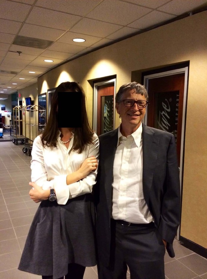 Na některých fotografiích byl vedle mladých dívek vyobrazen i podnikatel Bill Gates.
