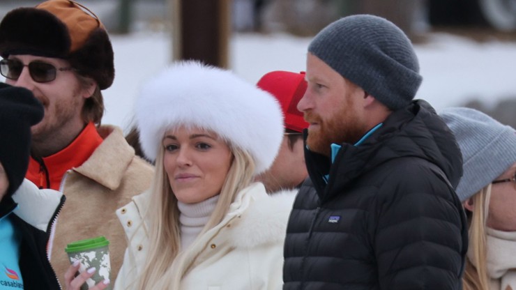 Princ Harry po boku neznámé blondýnky. 