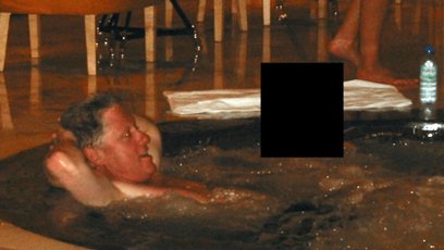 FOTO: Někdejší americký prezident Bill Clinton na zveřejněných fotkách v kauze Jeffrey Epsteina.