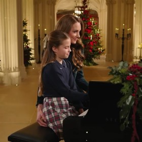 Princezna Charlotte překvapila na Vánoce nejen vybroušenou hrou na piano, ale i trendy outfitem, jehož dominantu tvořila kostkovaná sukně.