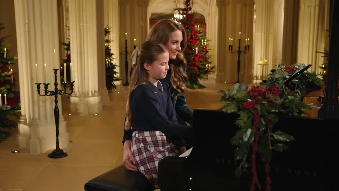 Princezna Charlotte překvapila na Vánoce nejen vybroušenou hrou na piano, ale i trendy outfitem, jehož dominantu tvořila kostkovaná sukně.
