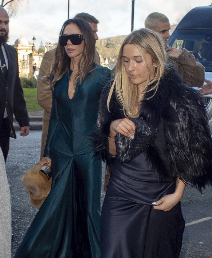 Harper Beckham pro poslední dny roku 2025 a začátek roku 2026 zvolila manikúru v barvě nového roku zvané Cloud Dancer.