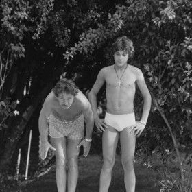 Nicolas je dnes trojnásobným dědečkem (vpravo), žije v Norsku a s matkou se vídá jen sporadicky.