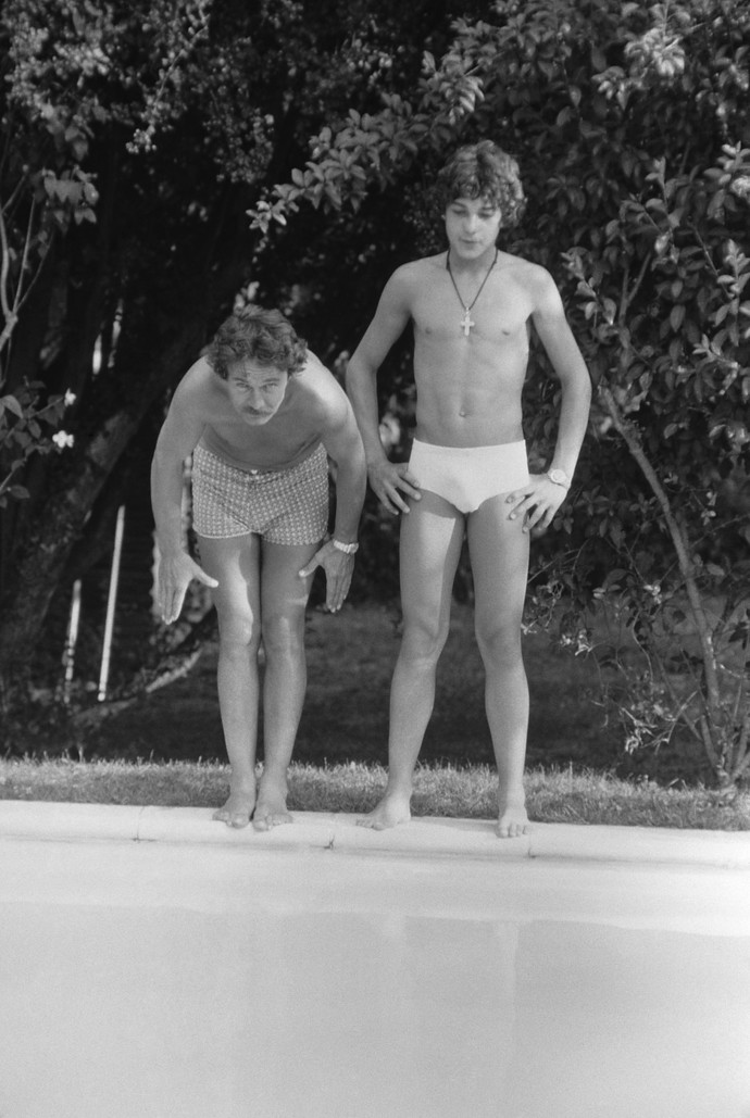 Nicolas je dnes trojnásobným dědečkem (vpravo), žije v Norsku a s matkou se vídá jen sporadicky.